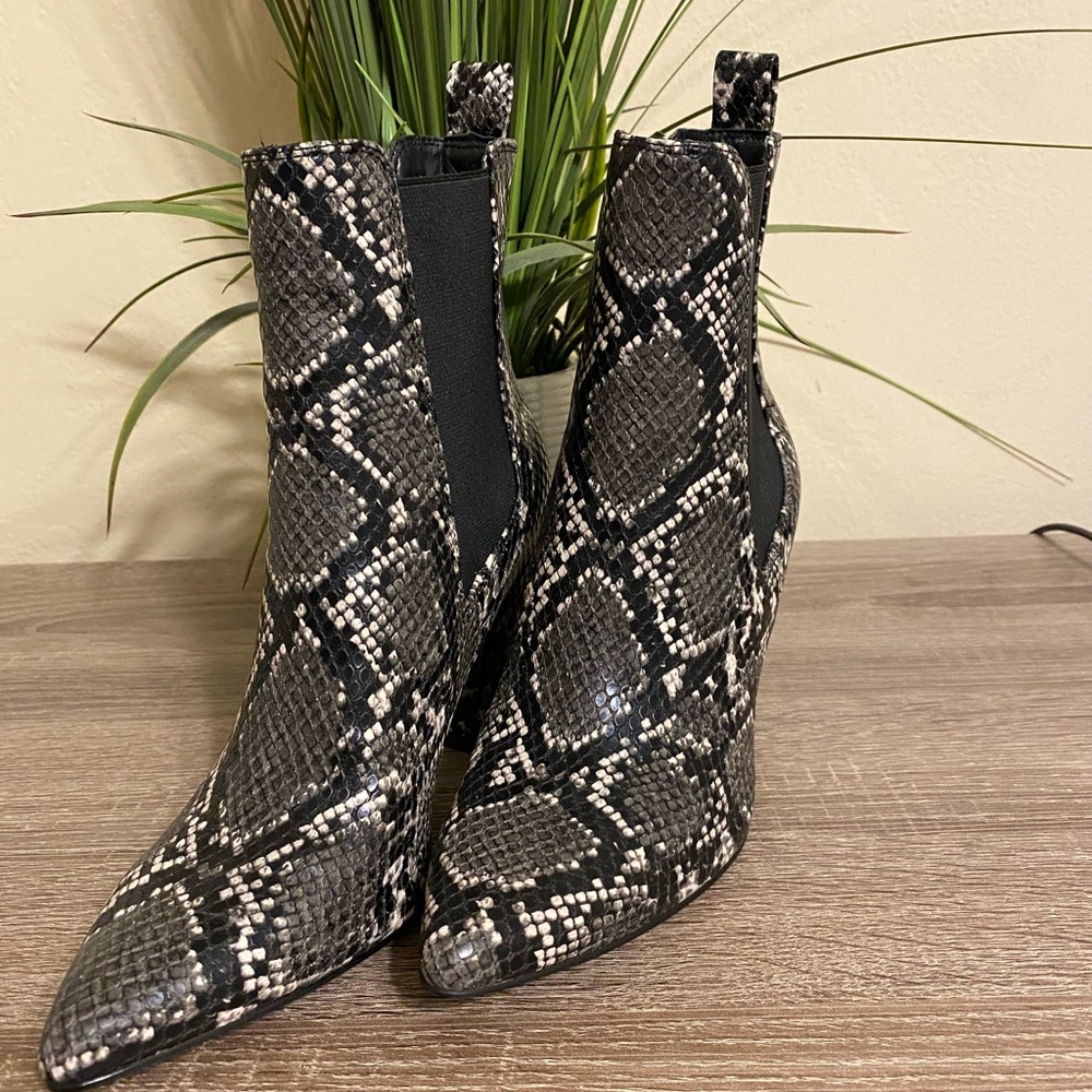 classic Chelsea boots snake print size 6.5